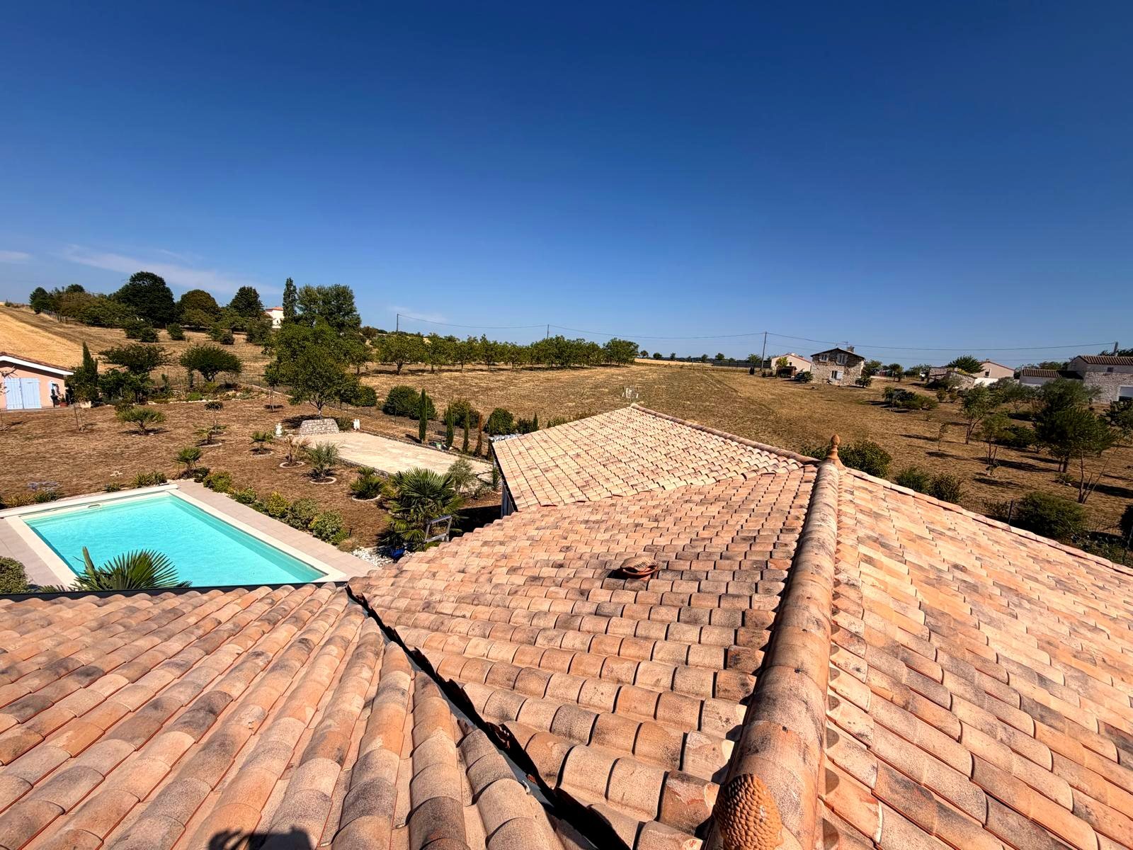 Toiture démoussée, vue d'ensemble avec piscine